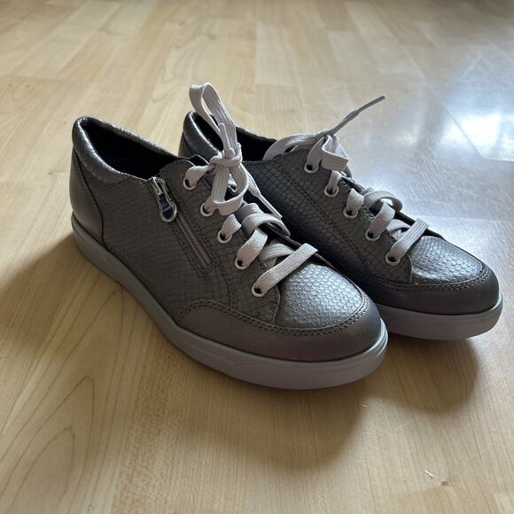 Munro Emmie Sneakers Womens 6.5 M Metallic Gray Silver Leather Lace Up Zip - Picture 1 of 7